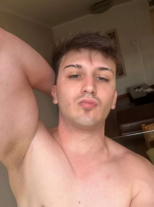 Pouty lips with the pits ;)