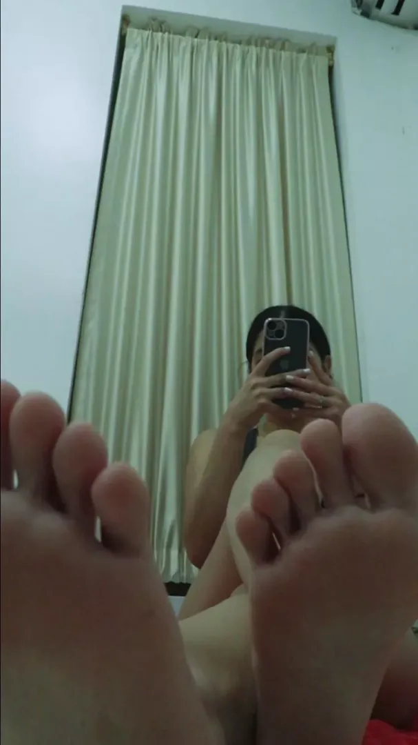 pov: i’m ignoring you while you suck my toes🤭