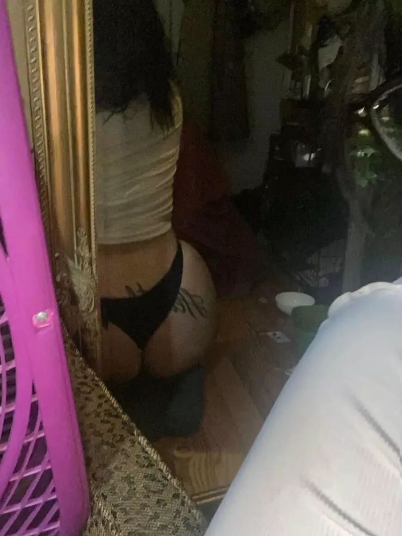PoV I’m your stepsister and you come home to me taking mirror pics