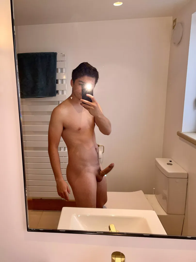 POV: you walk in on me after a shower 🚿 (dms open)
