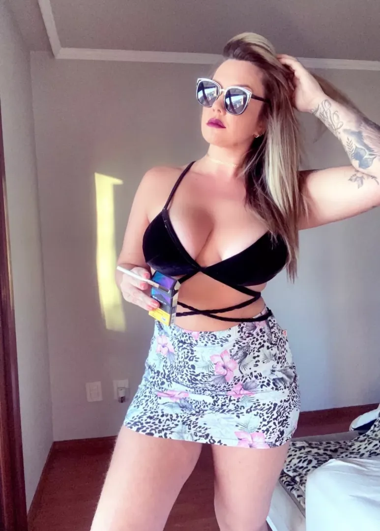 Ppl usually dont like mondays. I do, always a new chance to do something diferent, like , inviting me for a smoke in some nice place. Do you enjoy my monday outfit? 🥰😍