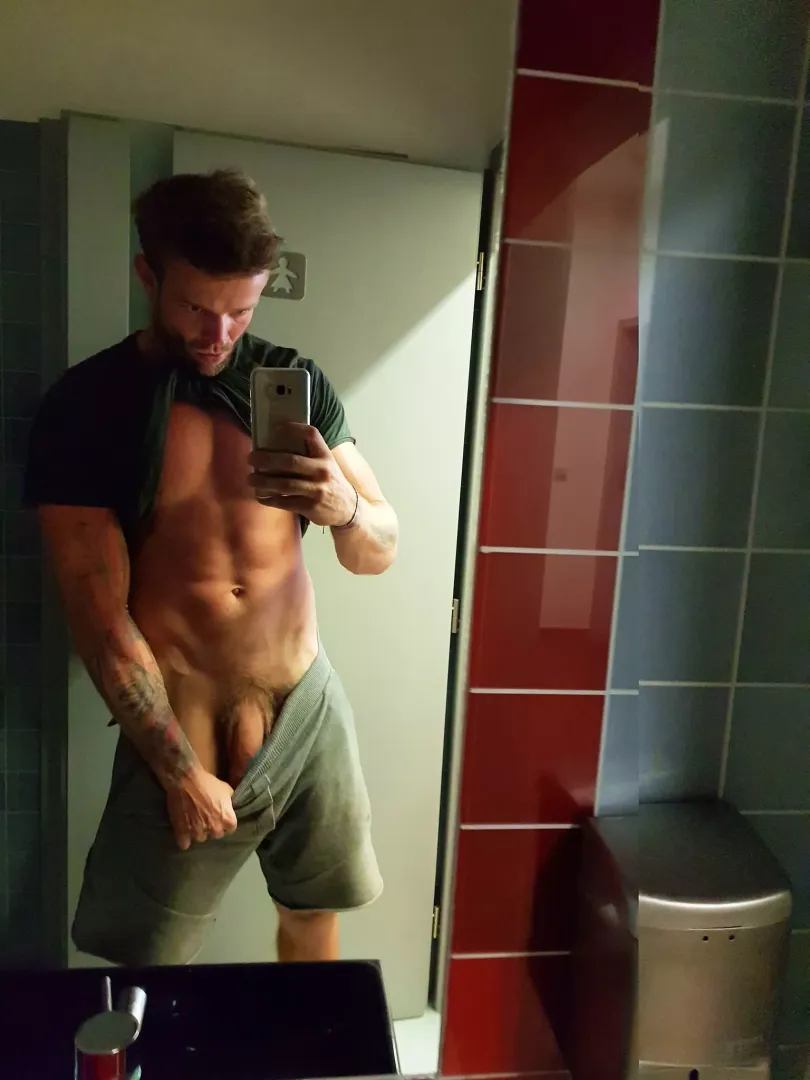 prage gym selfie