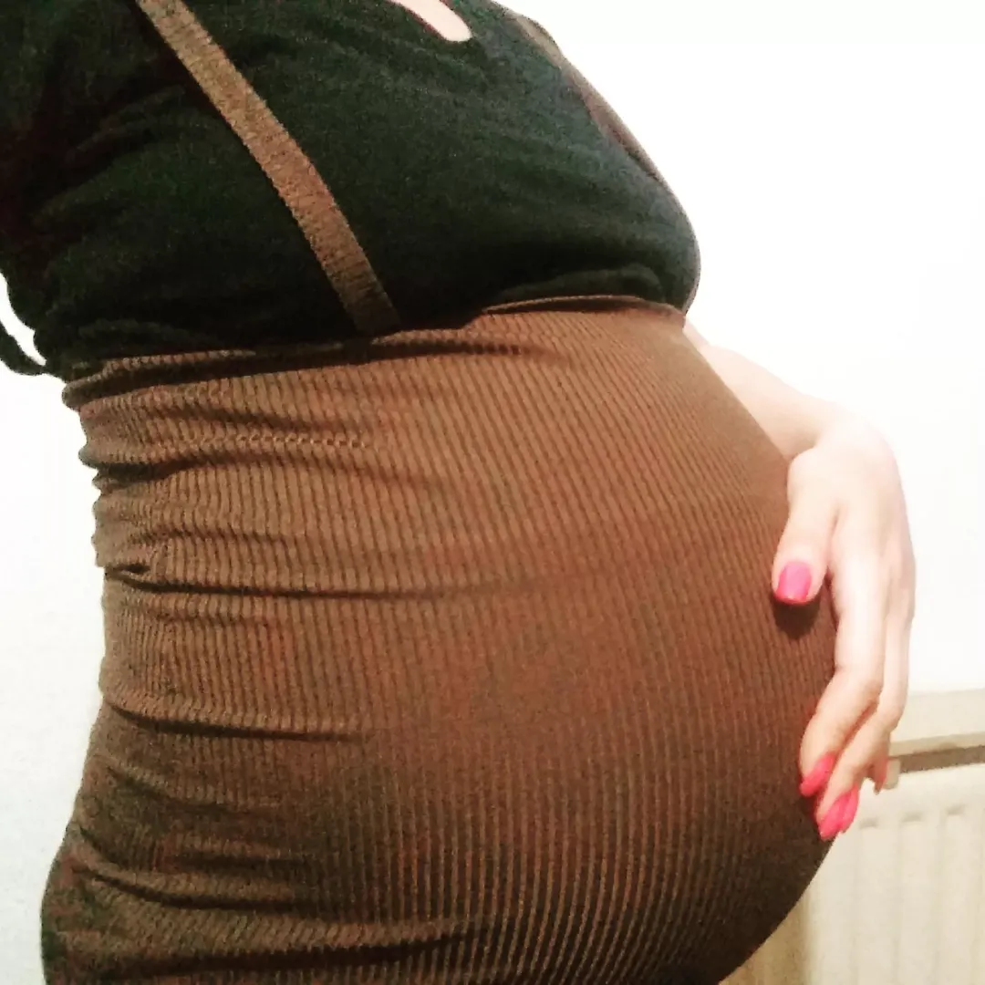 Pregnant pop belly