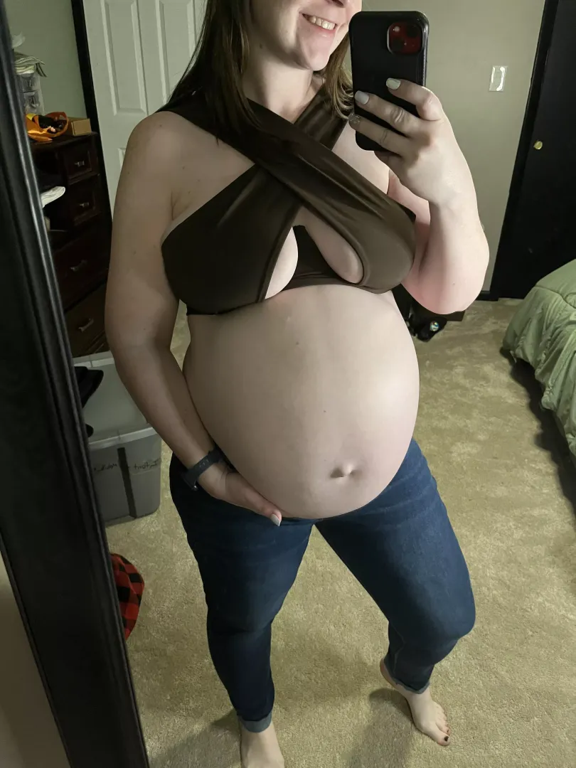 Pregnant with twins but still rocked a crop top!