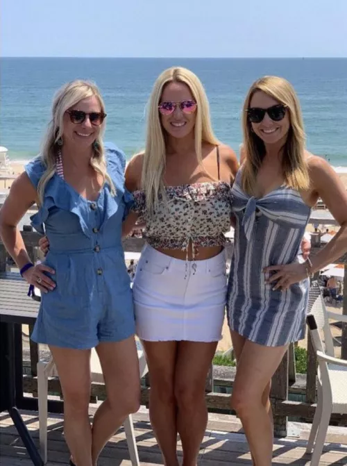 Pretty Beach Girls