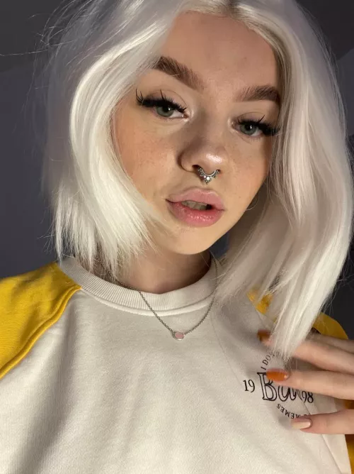 Pretty blondes like me turn you on, don't they