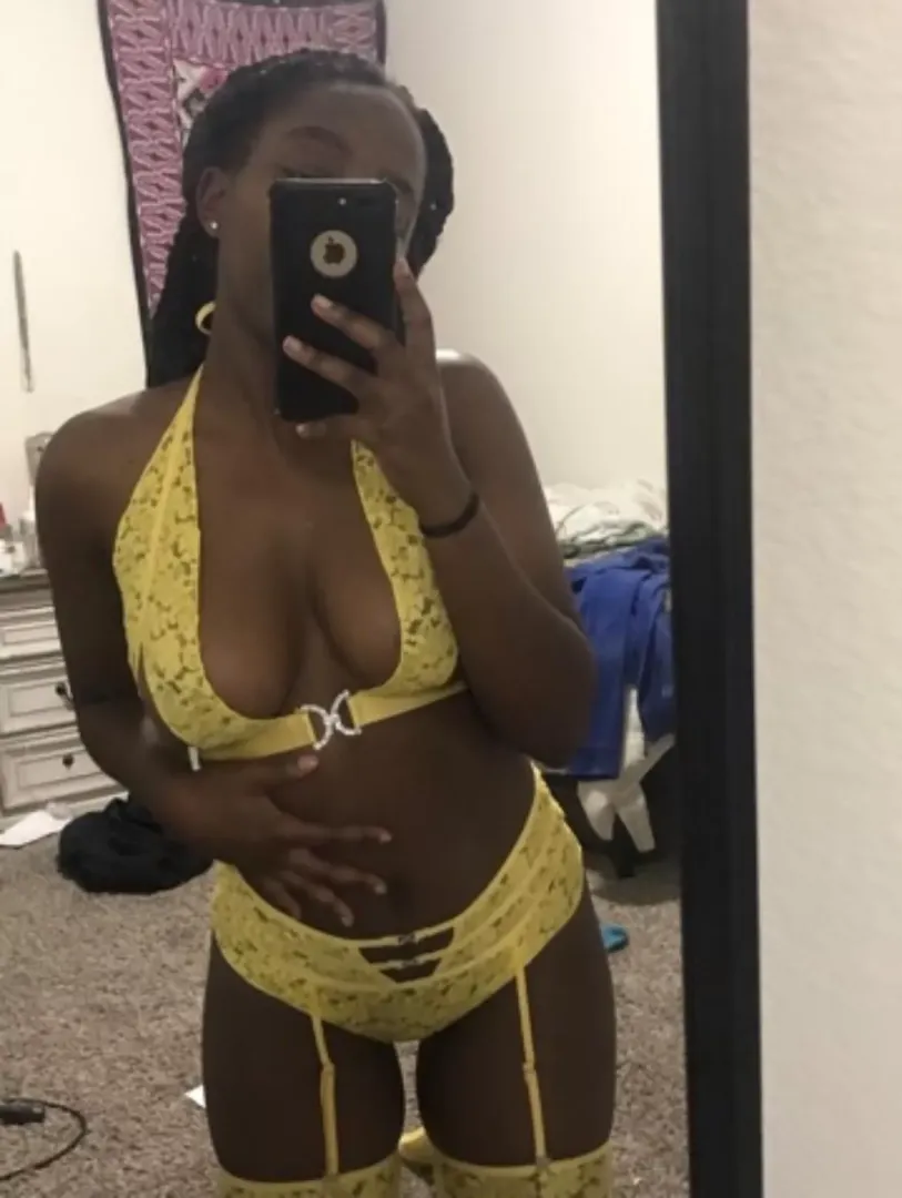 pretty in yellow <3