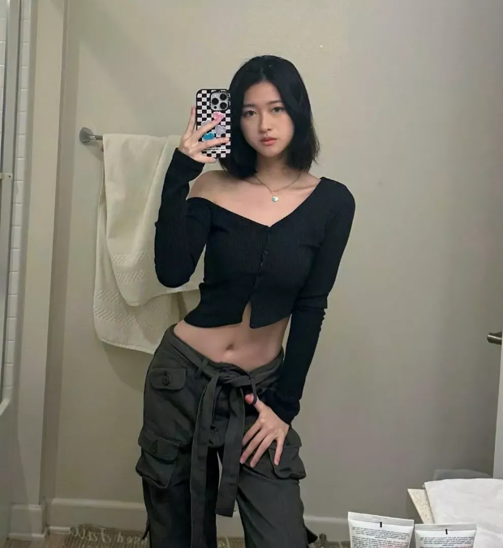 Pretty midriff
