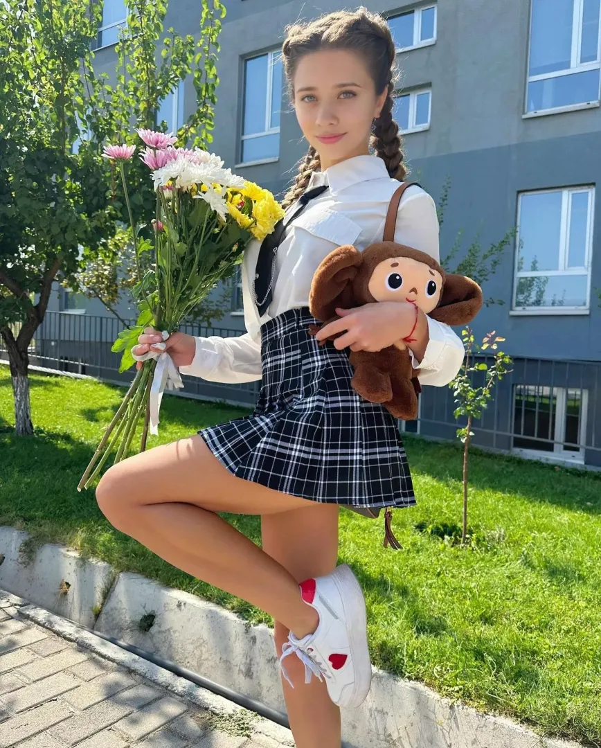 Prolly the prettiest school girl you ever saw today 