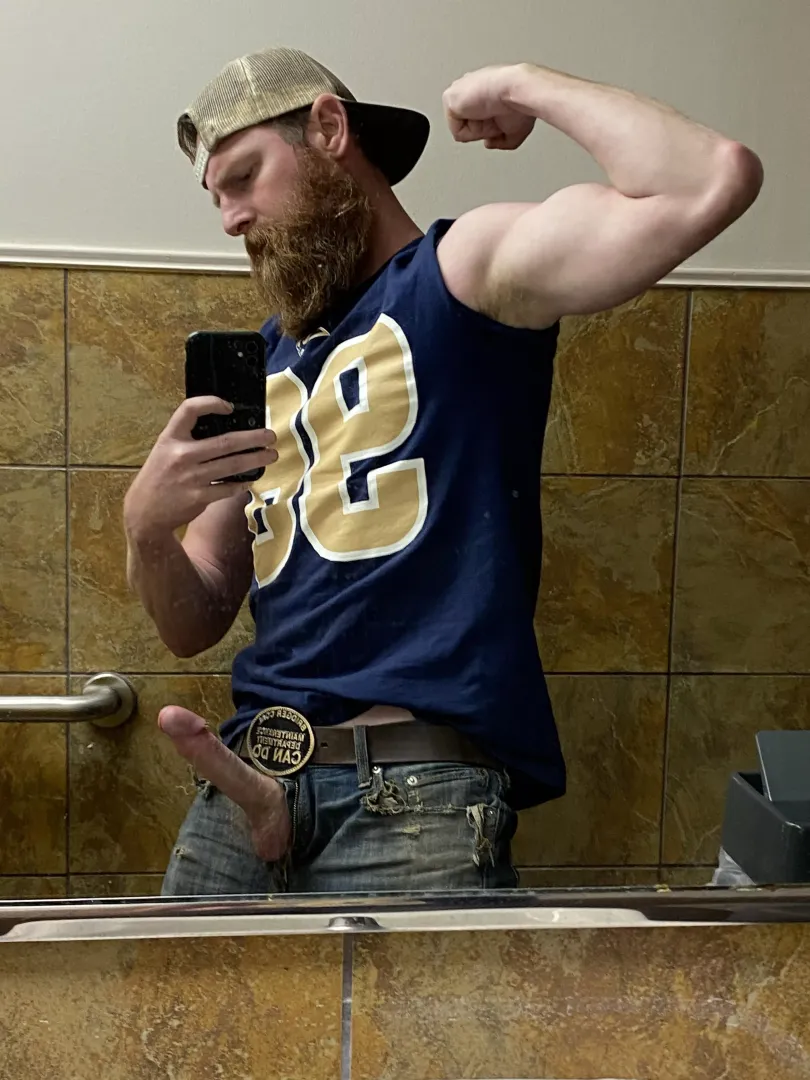 Props to the first bro who knows whose jersey I’m wearing 🏈 [42]