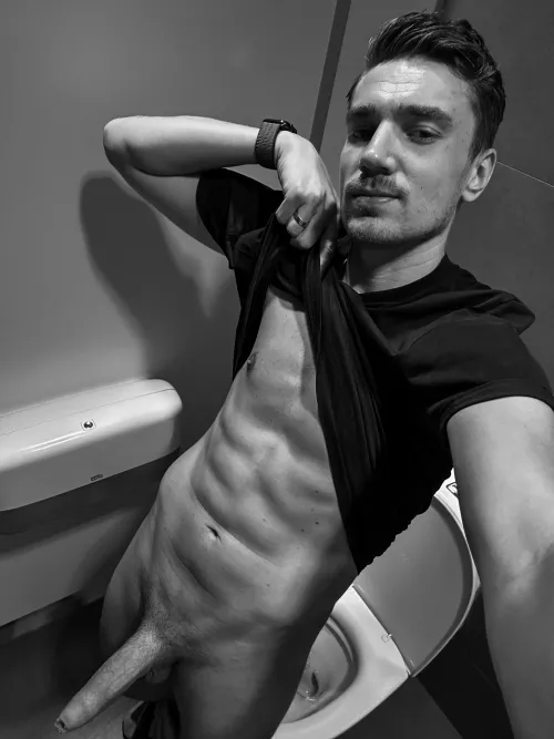 Public bathrooms always gets me going 😜