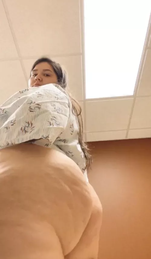 Pull my shirt up in the office, promise I won’t tell anyone 😘