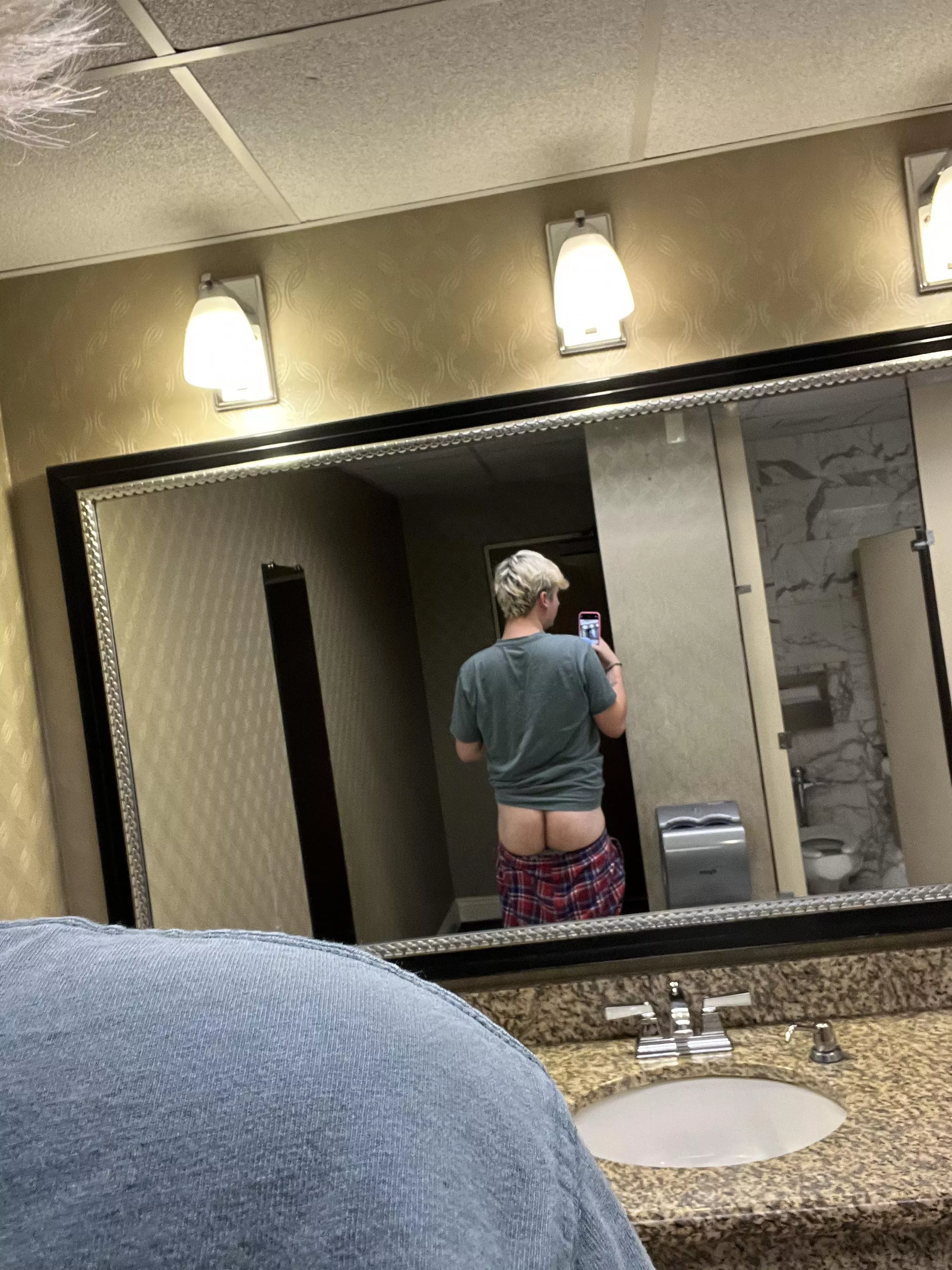 Pulled my pants down in the bathroom. Wwyd if u walked in on me?