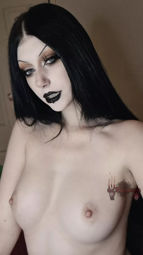 Quick little selfie before I get dressed 😊🖤