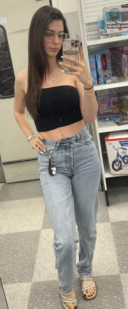 Quick selfie while shopping 😊