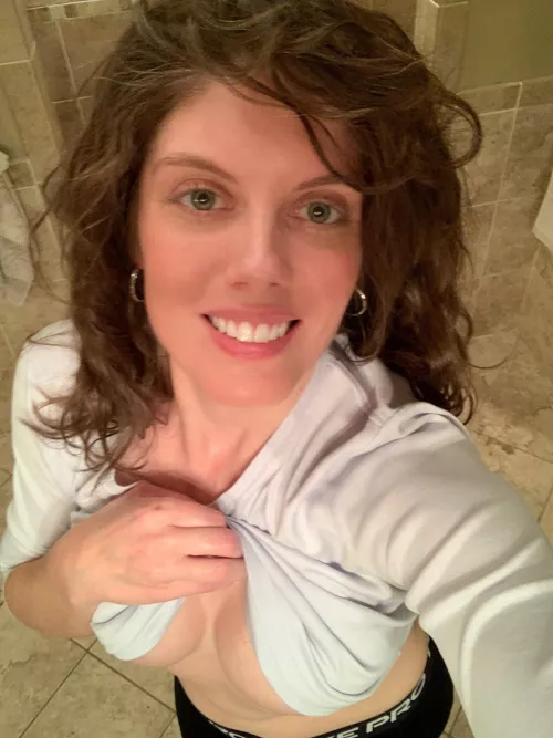 Quick underboob before dressing for work