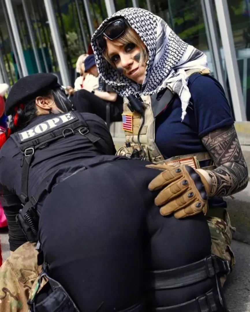 rainbow six siege cosplay's: caveira (sappirenicki) Valkyrie (ellactrical)