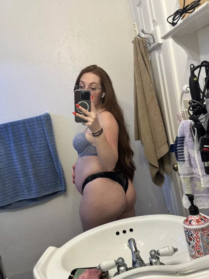 raise your hand if you like pregnant girls ✋🏻