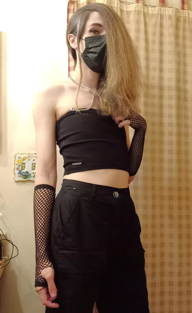 Rare footage of me actually wearing pants 🖤🖤
