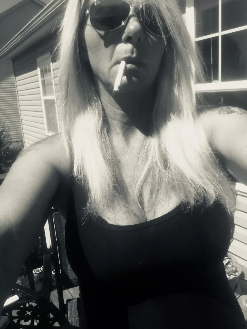 RayBans and a cigarette 💋