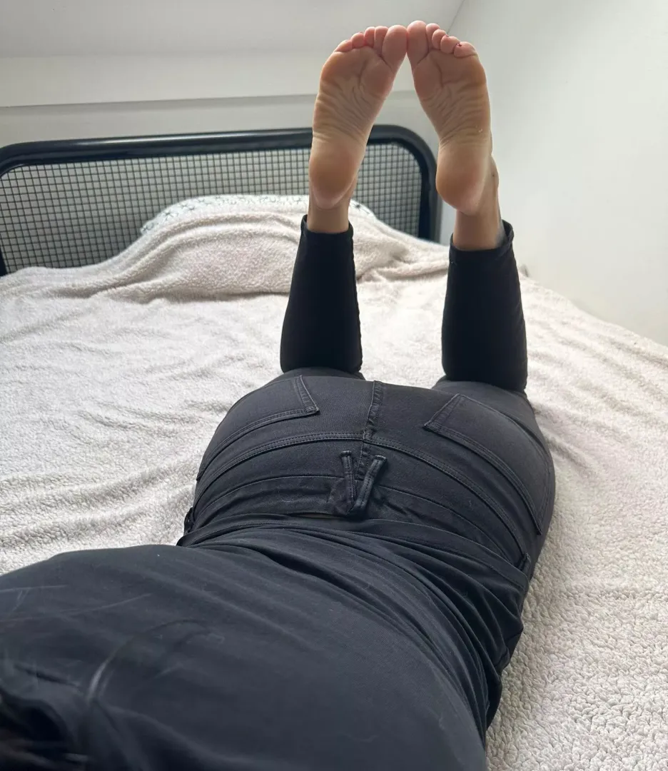 Ready for a foot fetish fantasy? My soles are waiting on your bed. 💦