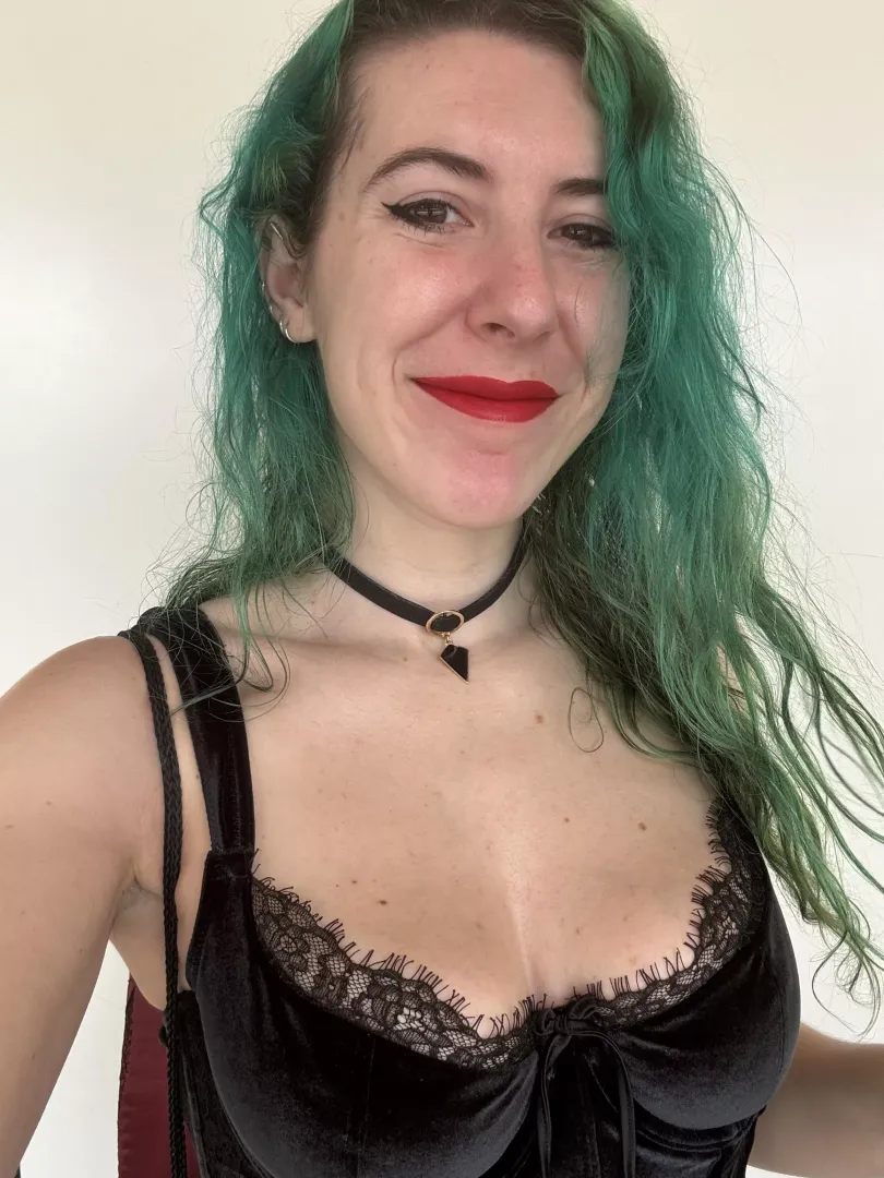 Red lipped cleavage