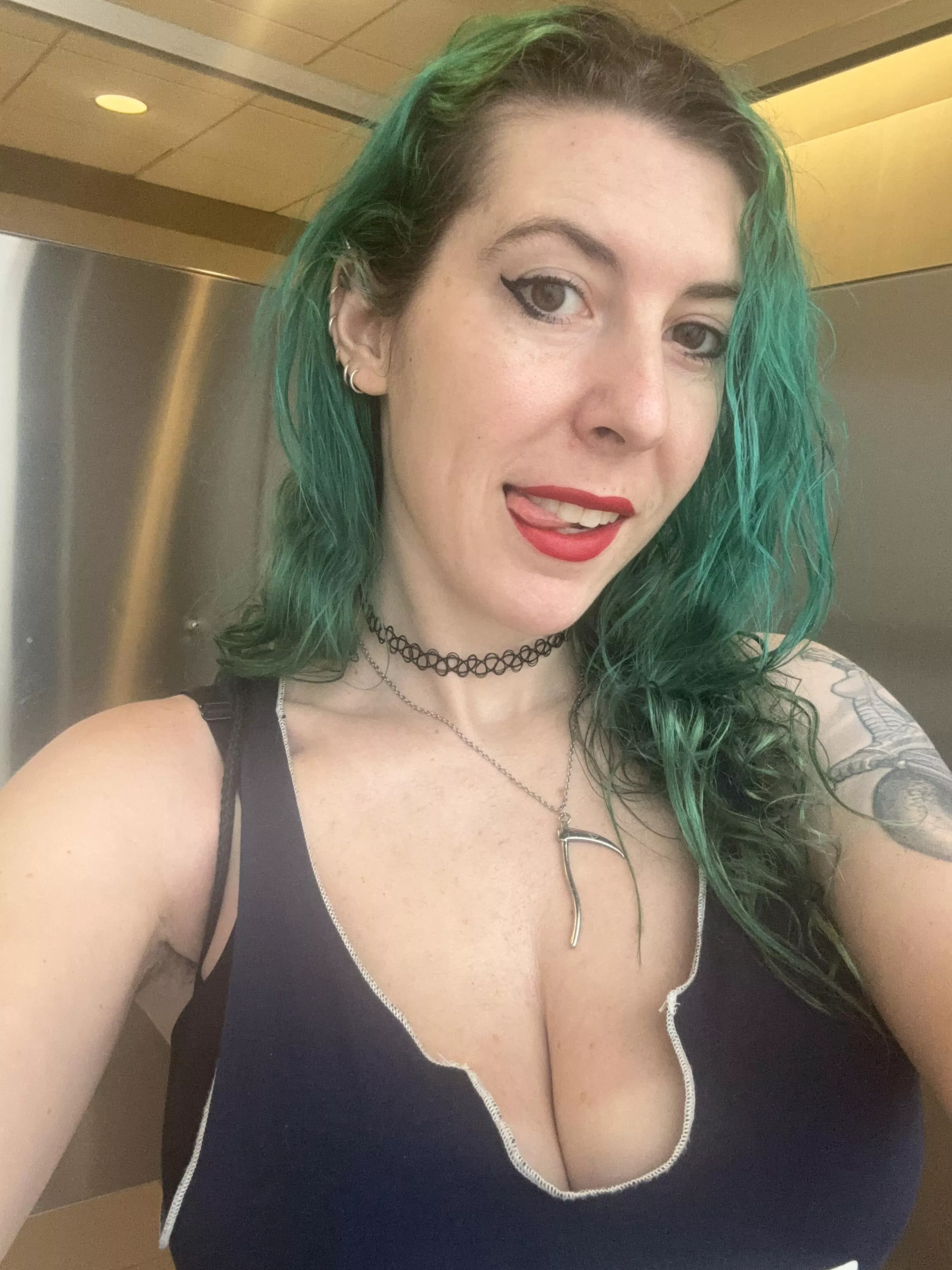 Red lipped cleavage