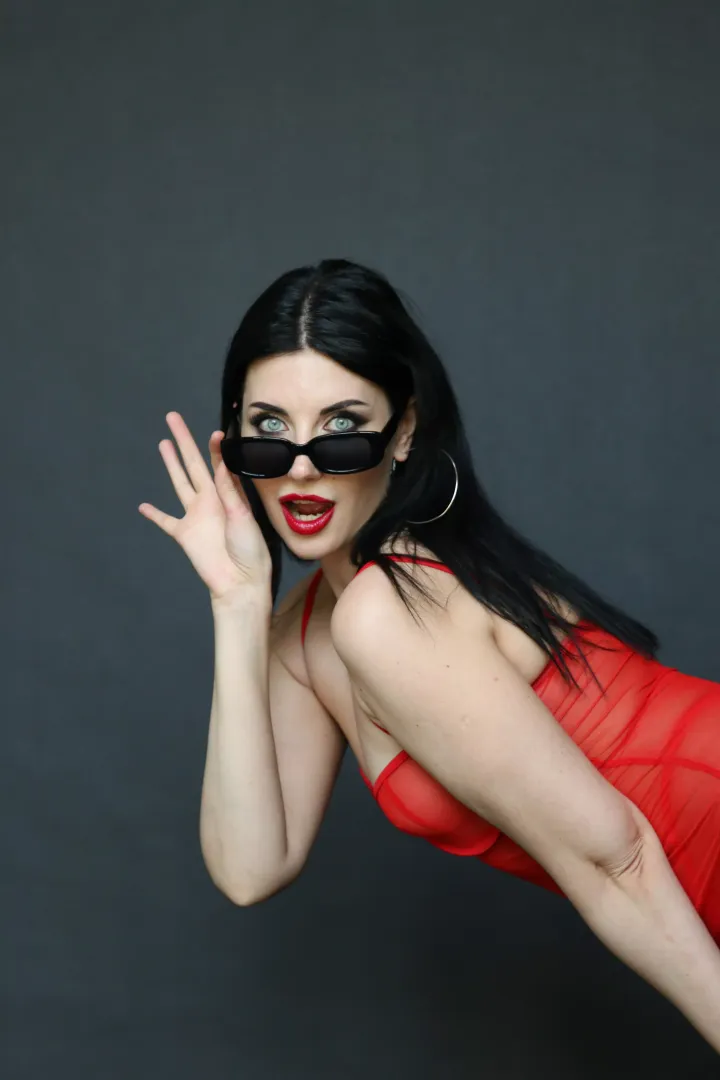 red lips, red net