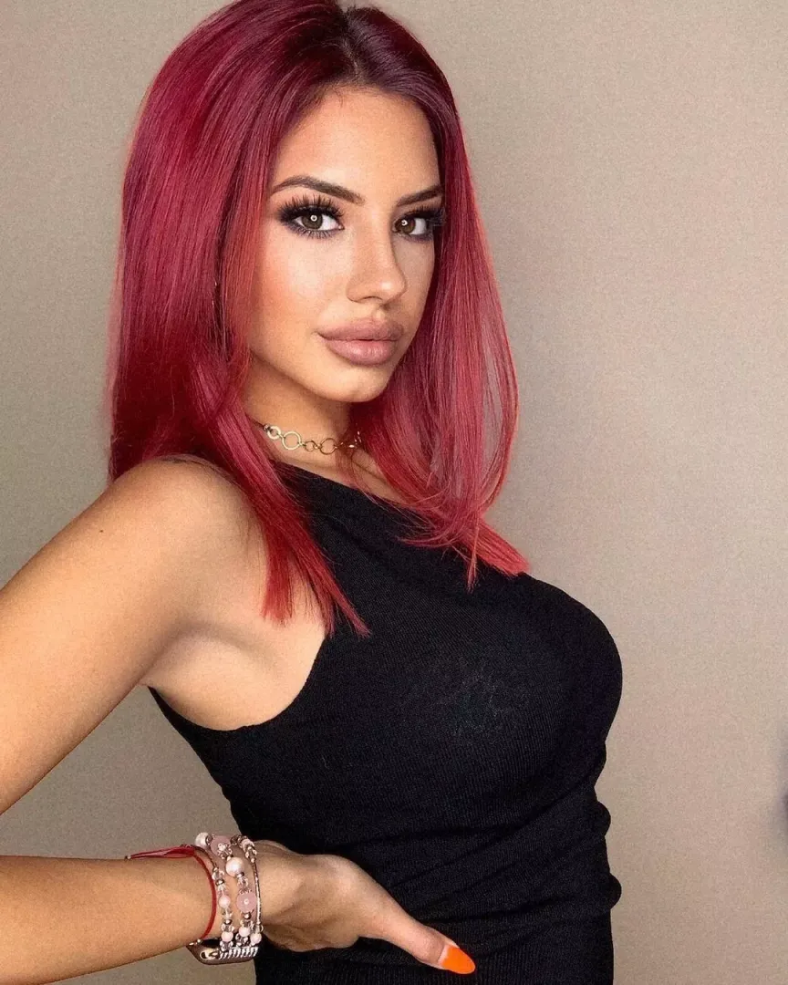 Redhead Queen Kivanovaa