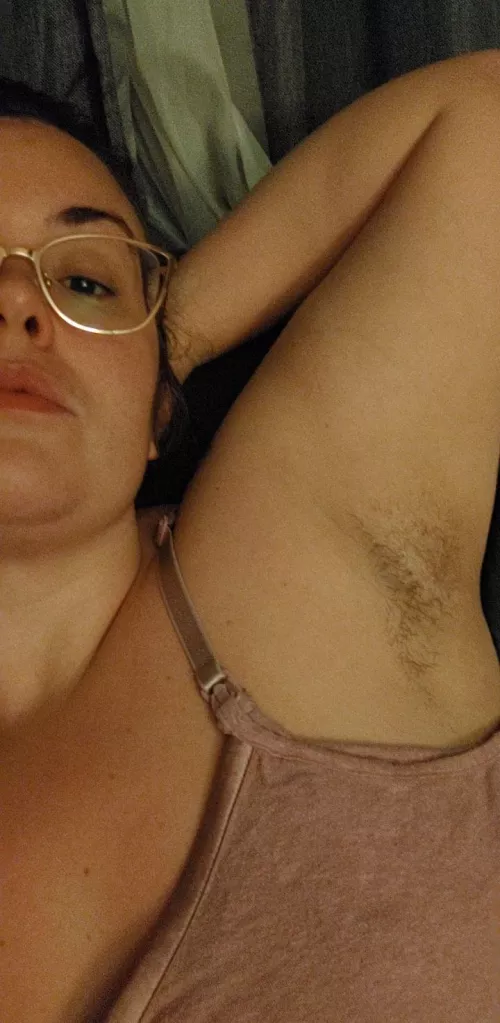 Relaxing with my hand behind my head... I know you're staring 😏😌