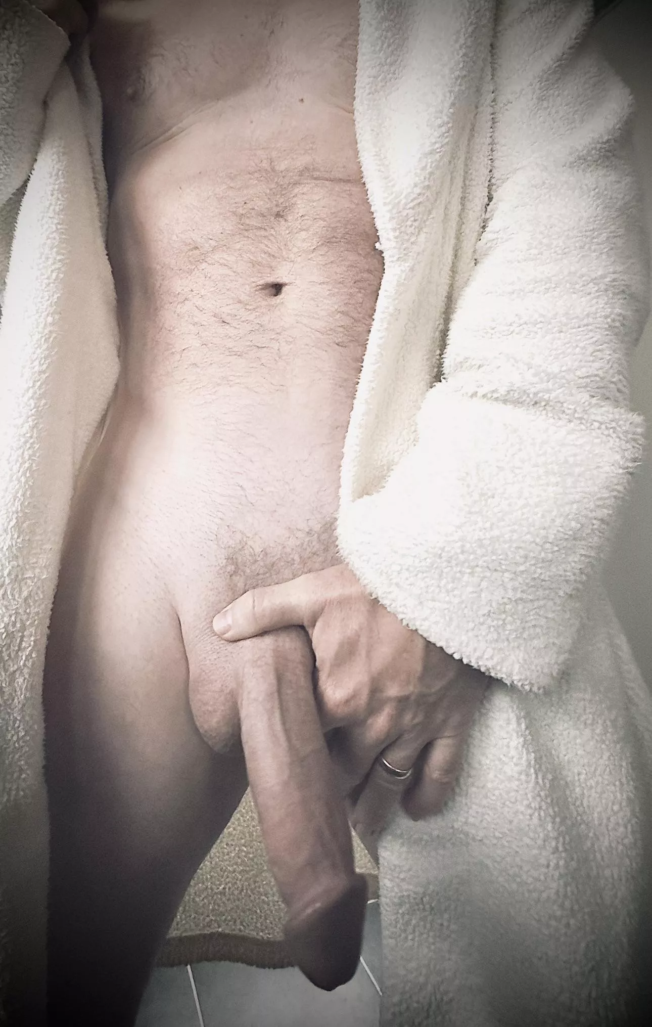 Robe’s back on after putting up outside🎄lights! These are very Dad things yes?! [53]