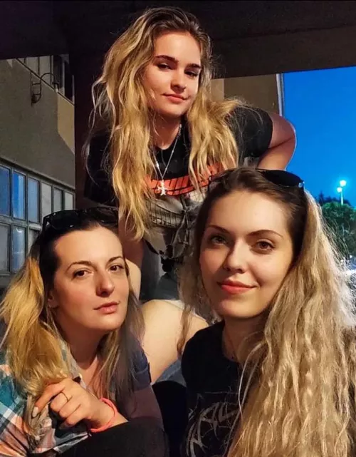 Rocking blondes