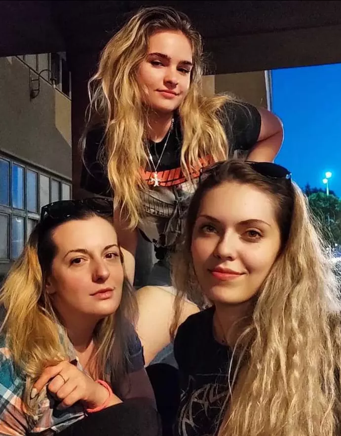 Rocking blondes