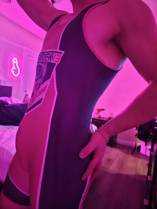 Same singlet, new pose