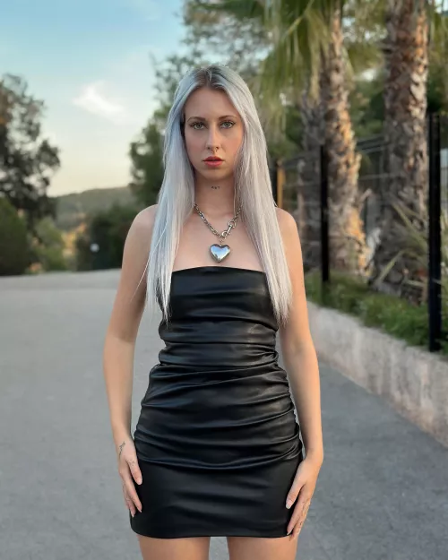 Say hi if girls in leather are your kink 🖤