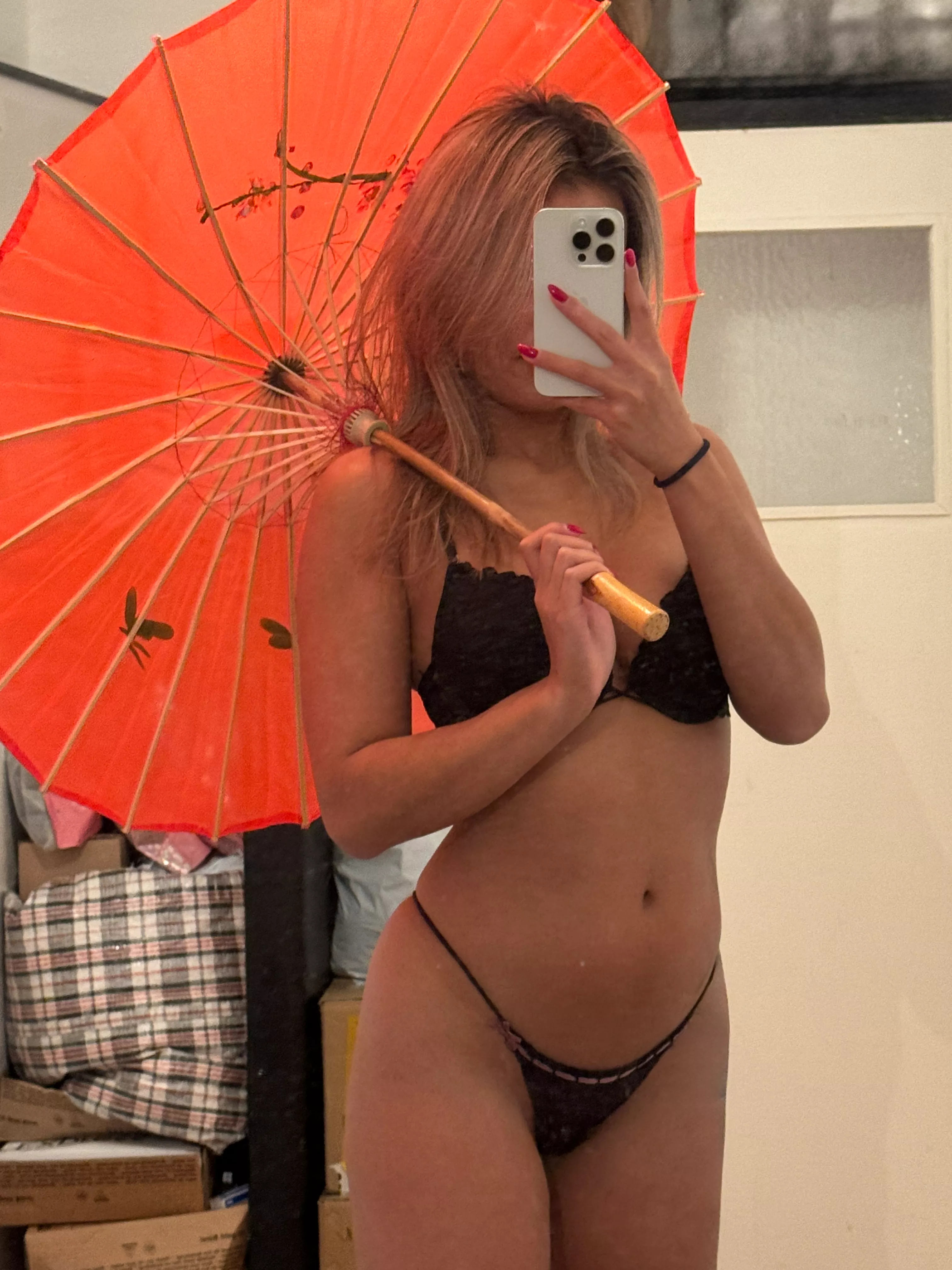 Say hi if petite Asians are your type 🙈