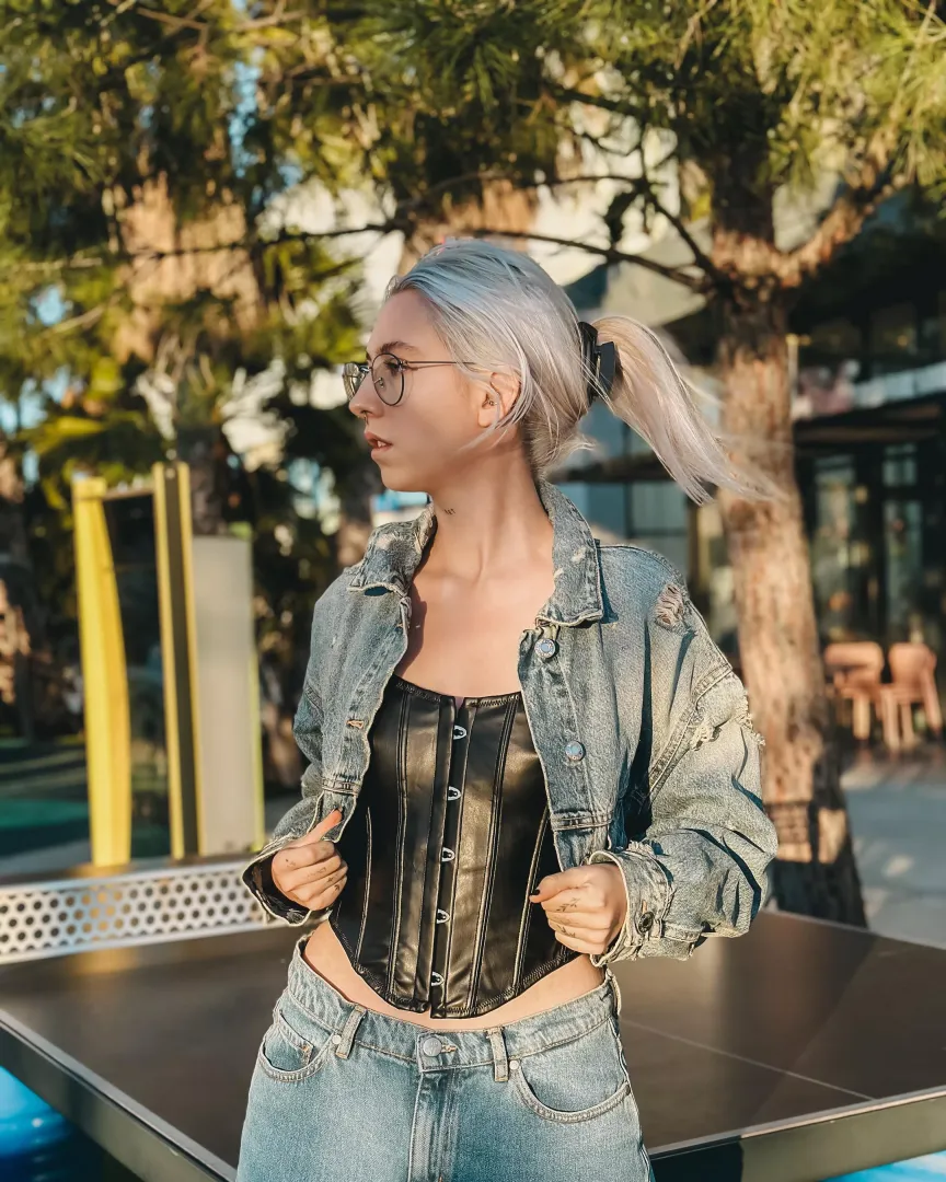 Say hi if you like my leather corset 🖤