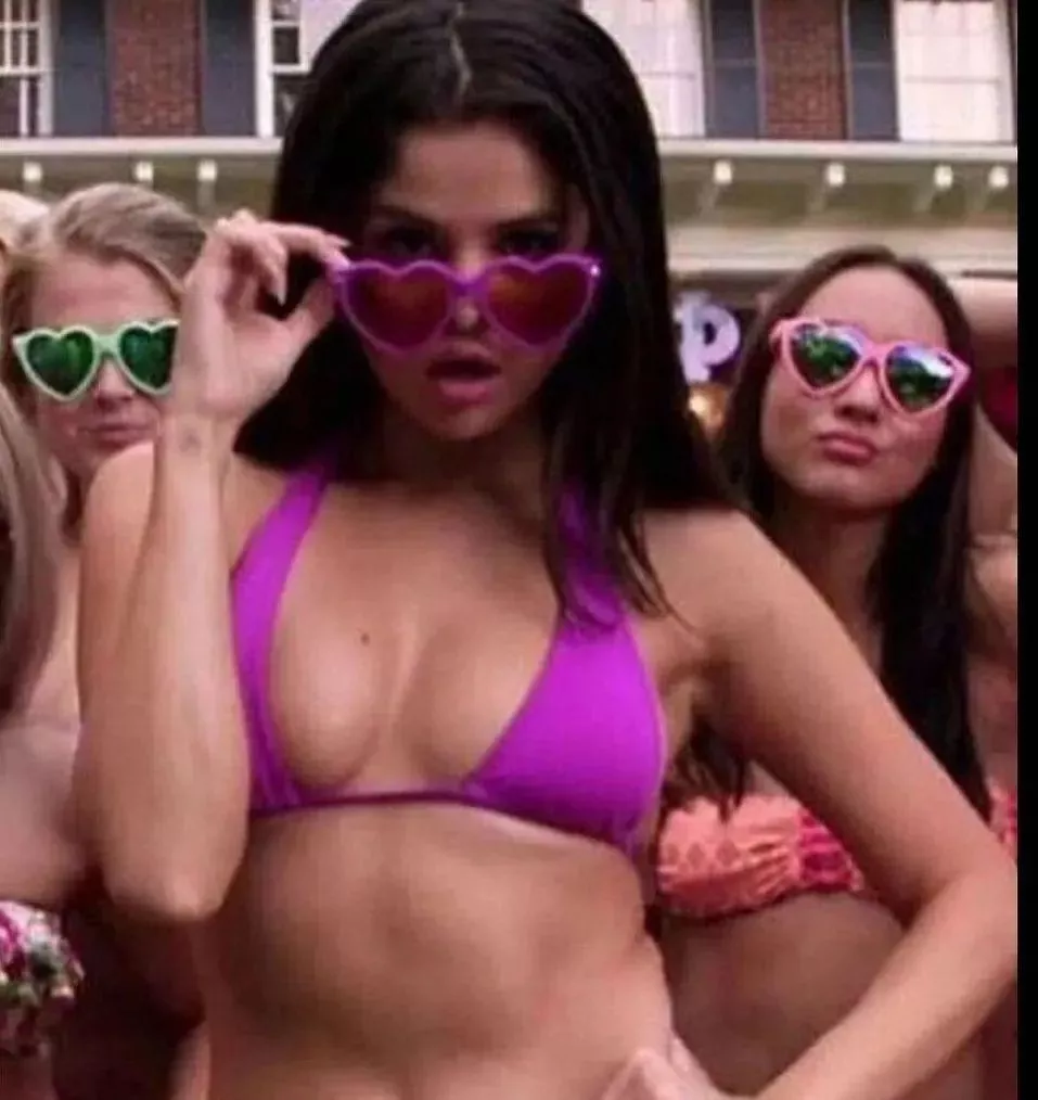 Selena Gomez 👅
