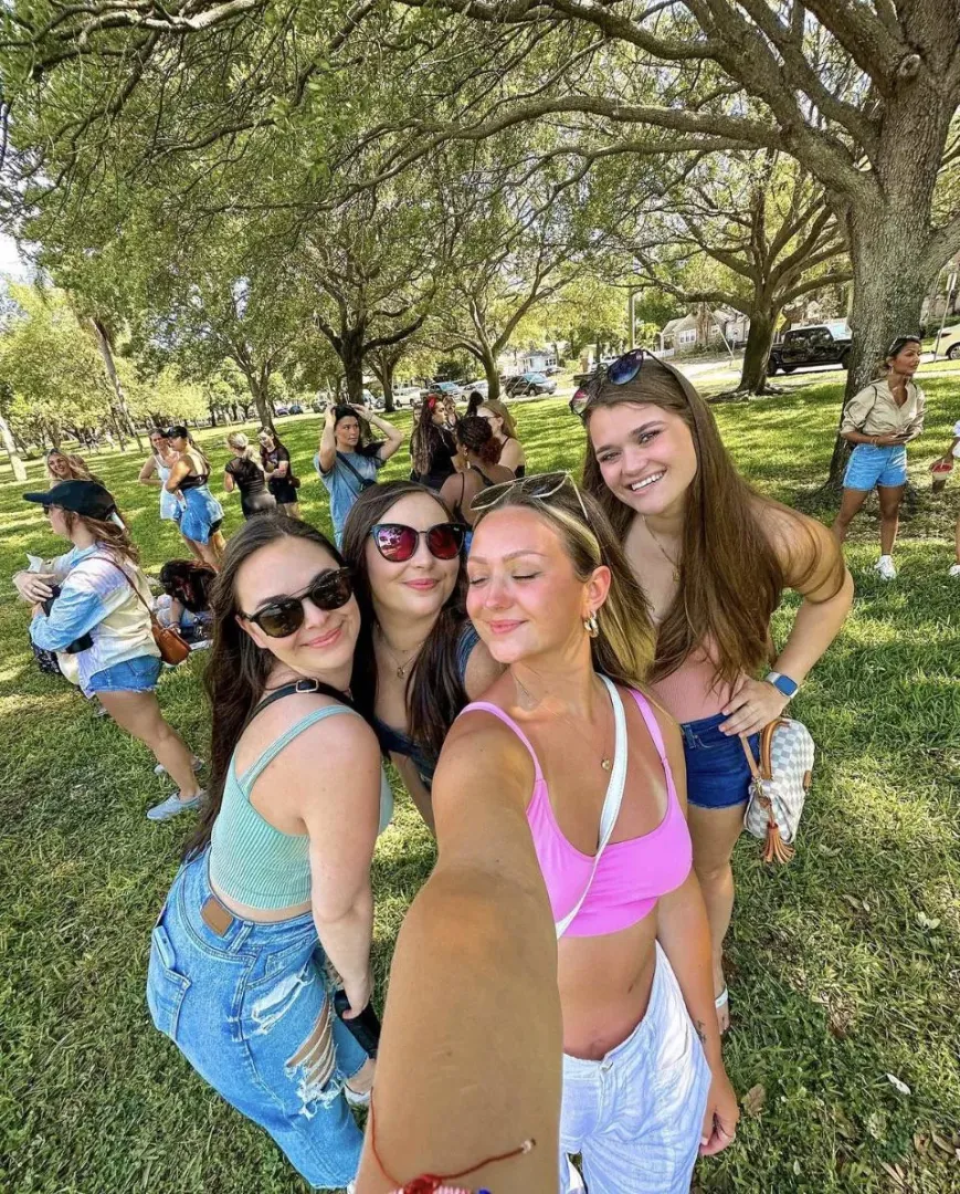 Selfie girls