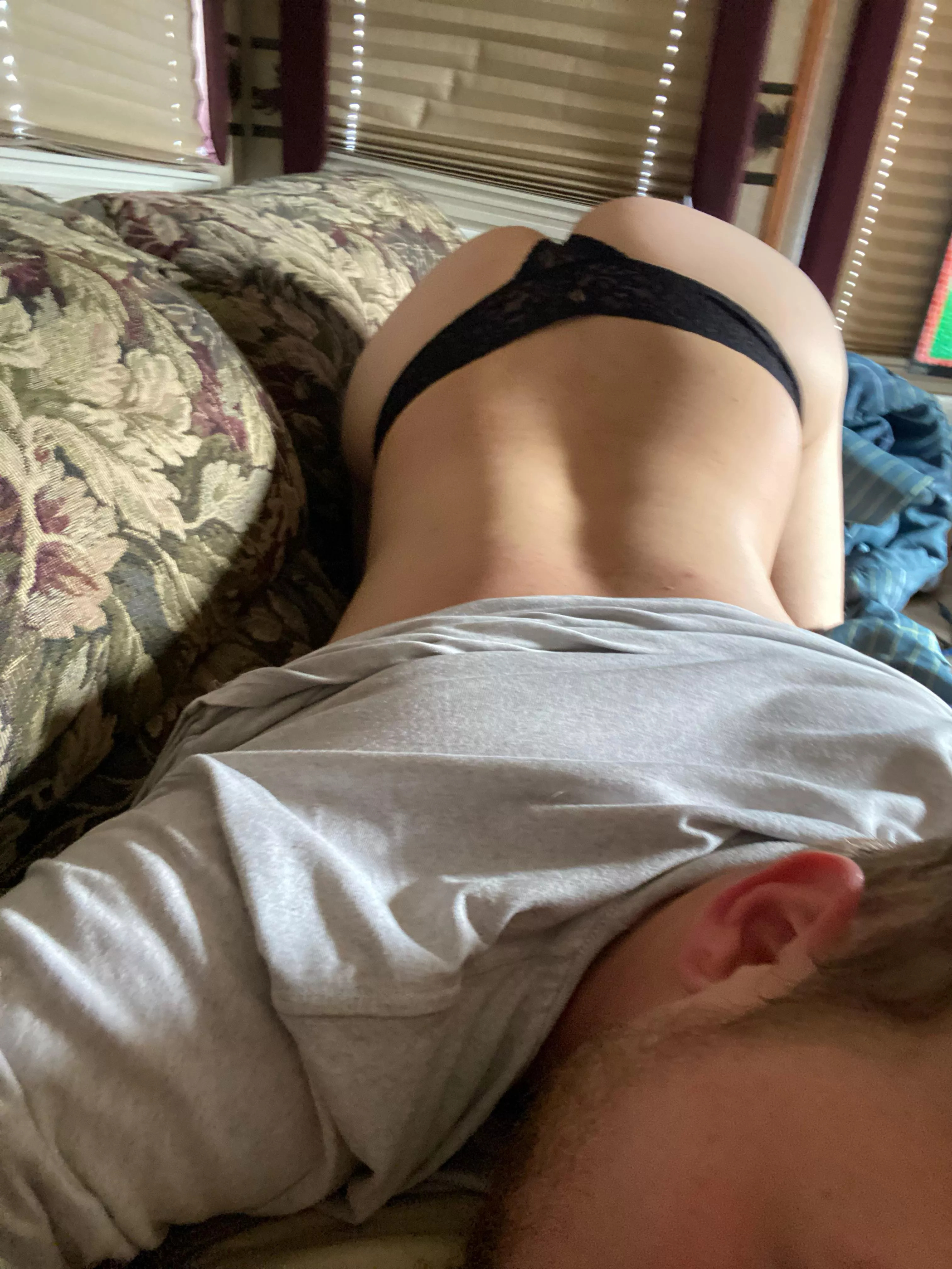 Send dick pics for me to stroke to 🤤