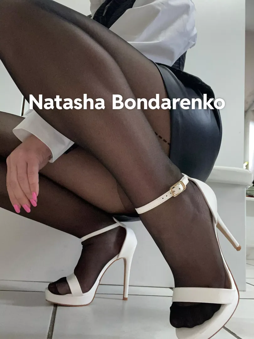 Sexy heels and leather skirt (f)