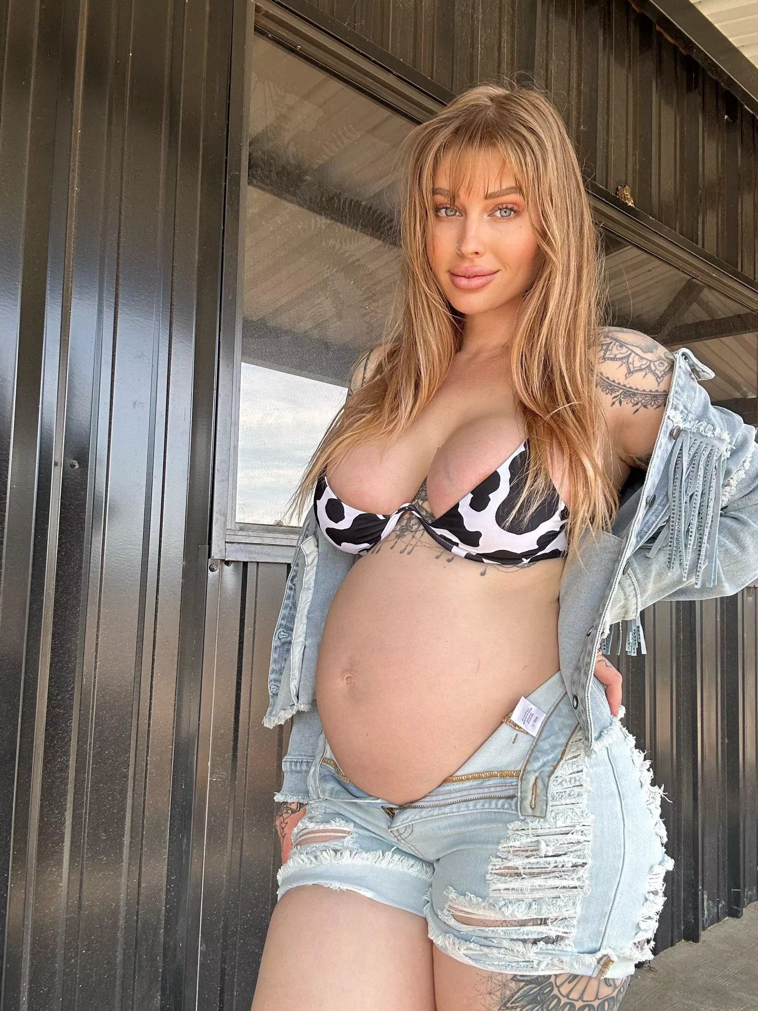 Sexy preggo milf