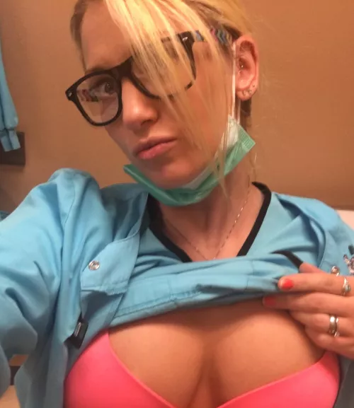 Sexy selfie in between patients. 😘