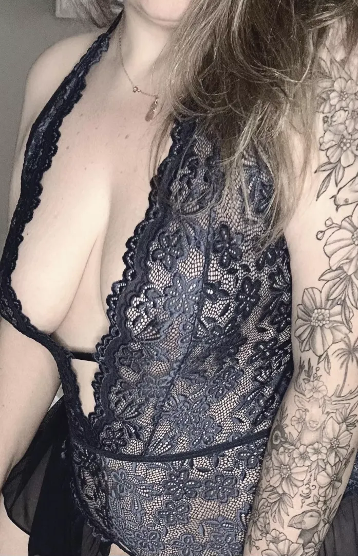 Sexy side boob