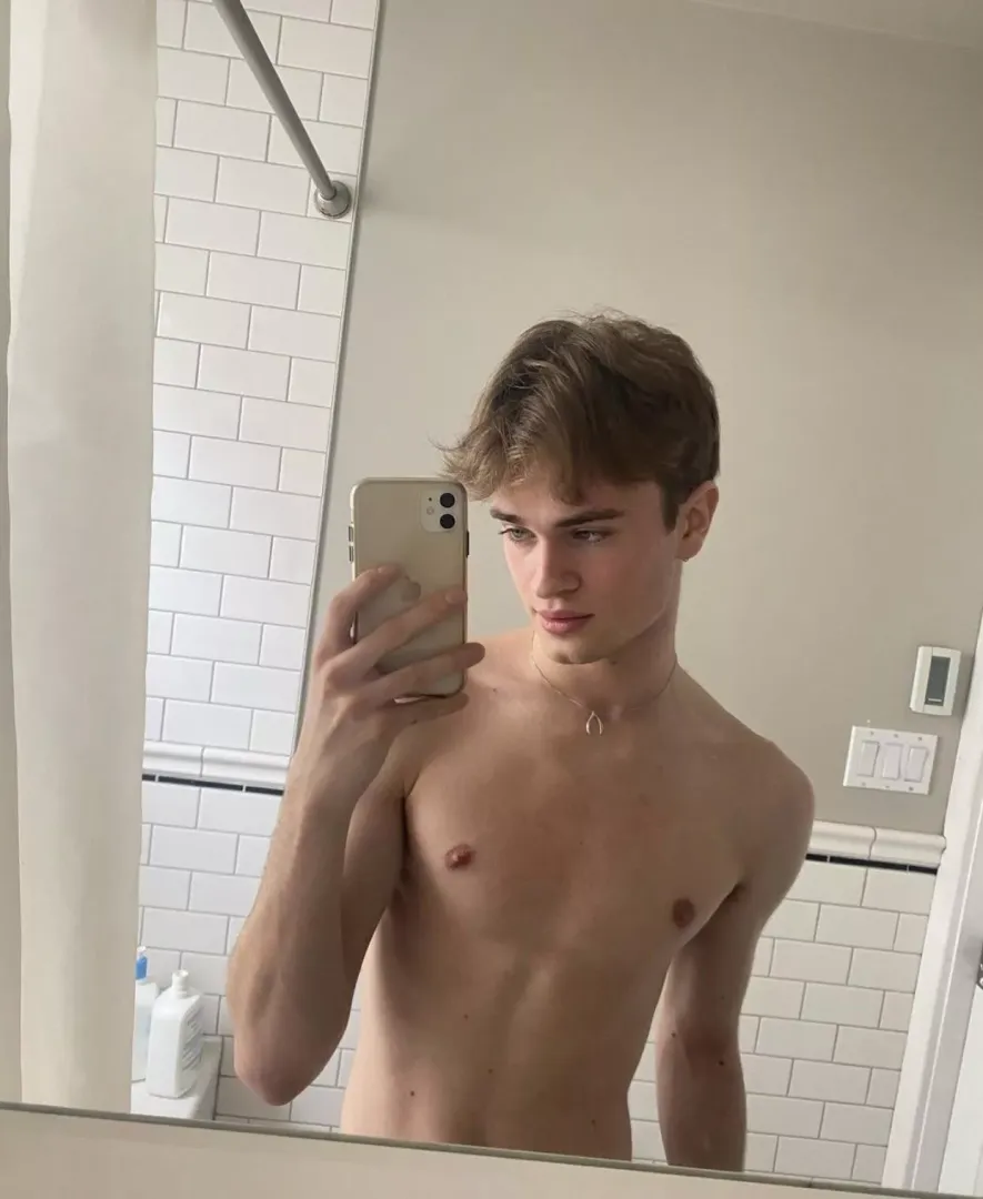 shameless shirtless pic hehe but in all honesty I’m missing the warm weather 😩