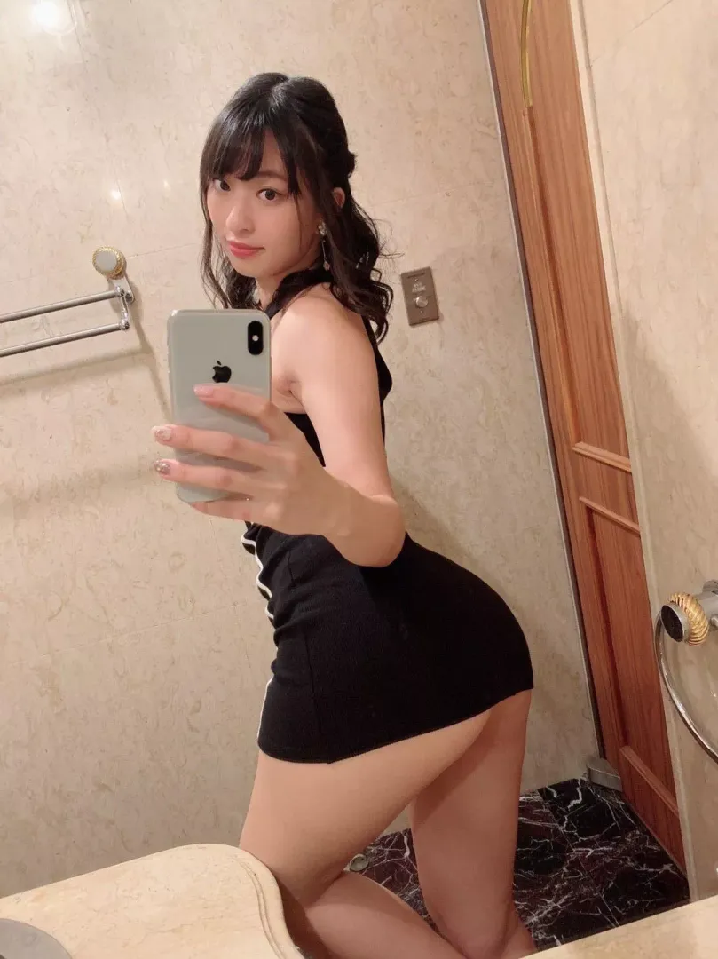 She knows how to take the perfect selfie