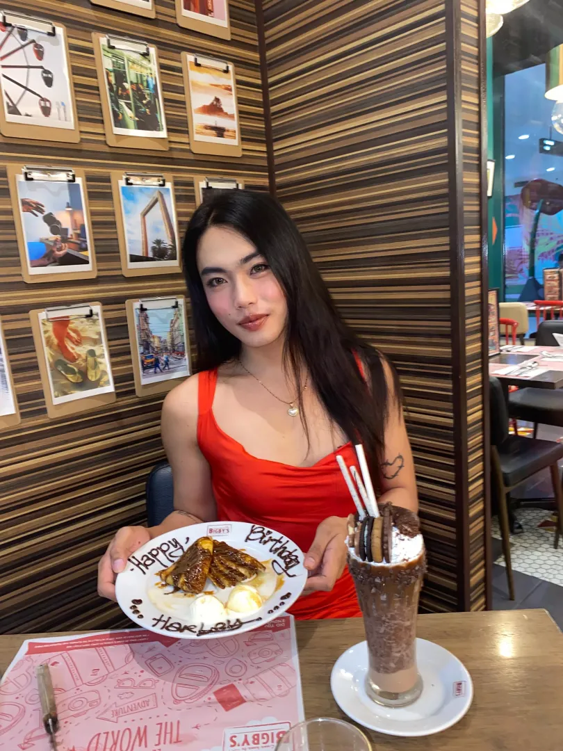 she needs greetings and a sugar daddy, who's willing??