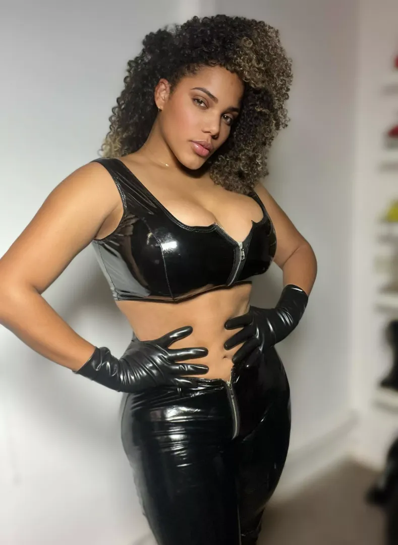 Shiny Black Latex 🖤✨