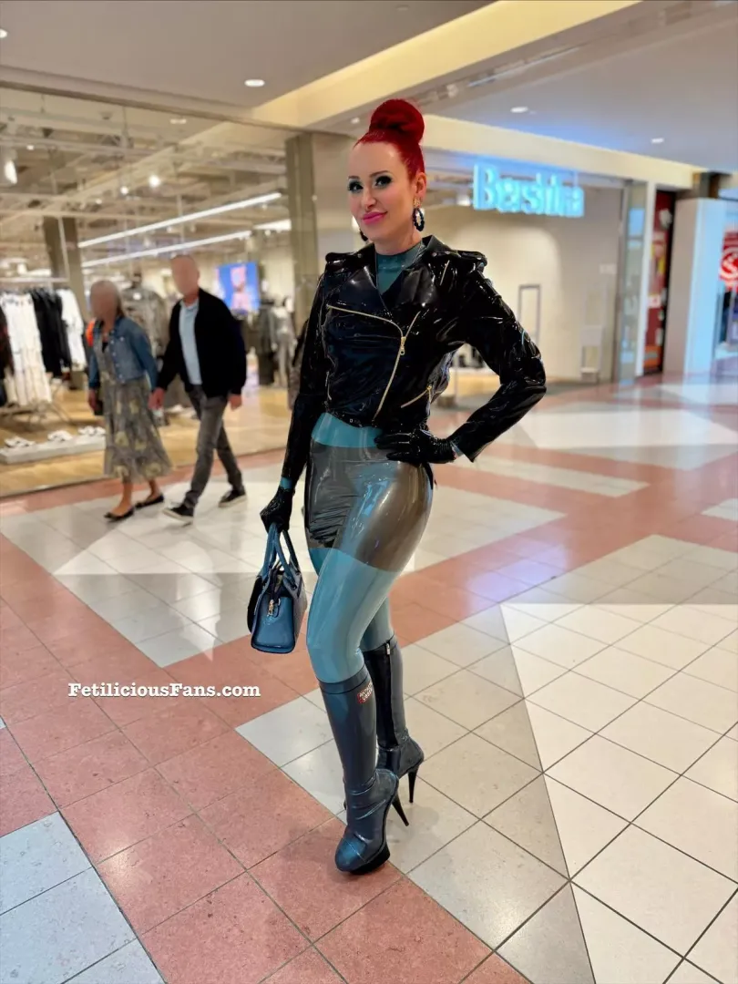 Shopping… 🛍️