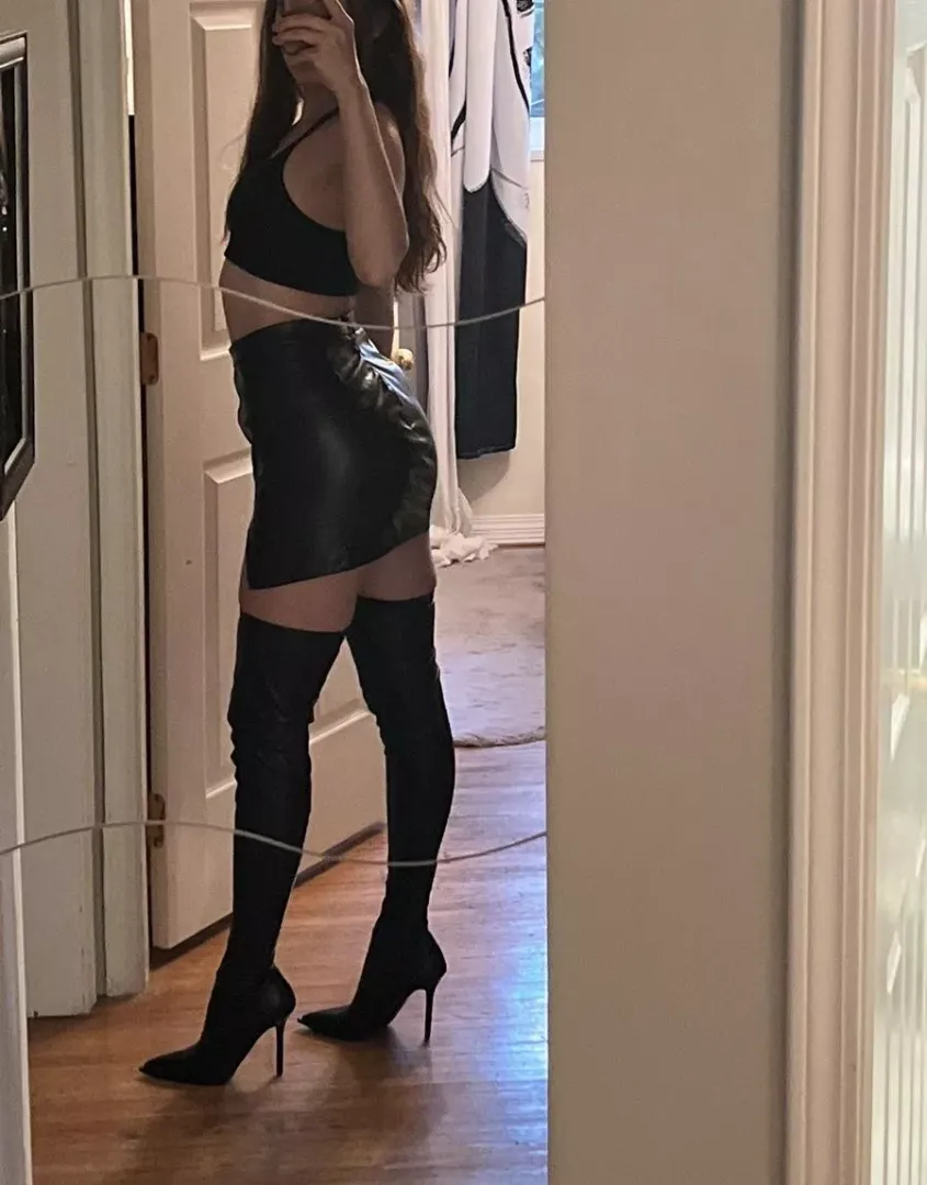 Short skirts and long boots🖤